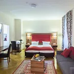 Ξενοδοχείο με διαμερίσματα Batu 3*
